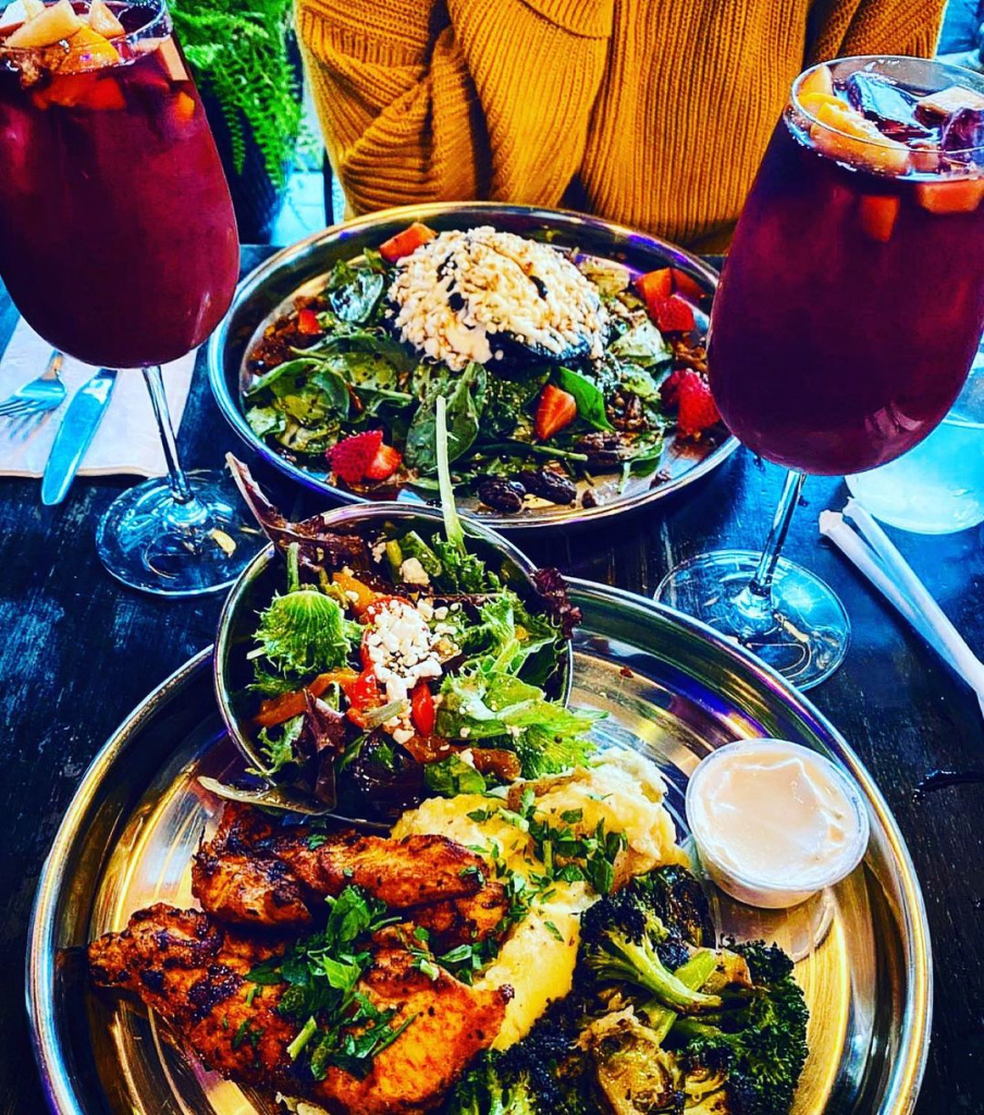 Two salade dishes with colourful drinks