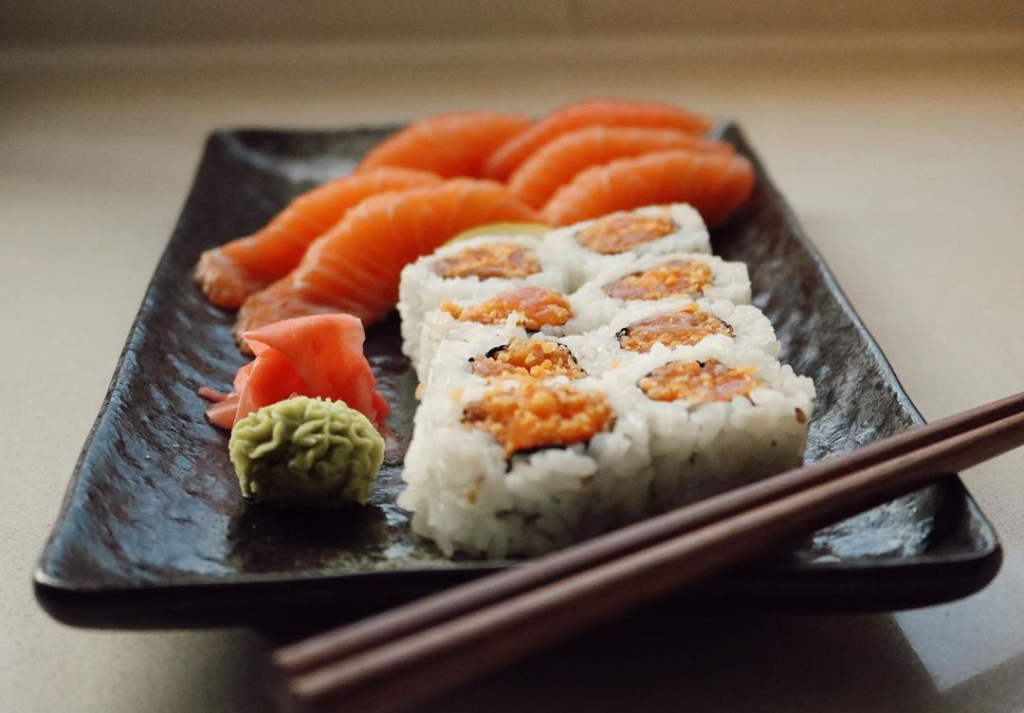 Spicy salmon combo